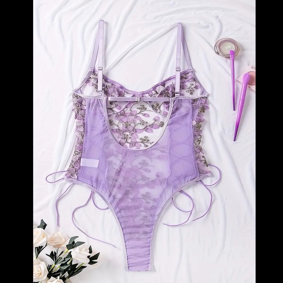 Lavender floral lace bodysuit with adjustable straps 
LINGERIE ONE PIECE SEXY - Picture 3 of 5